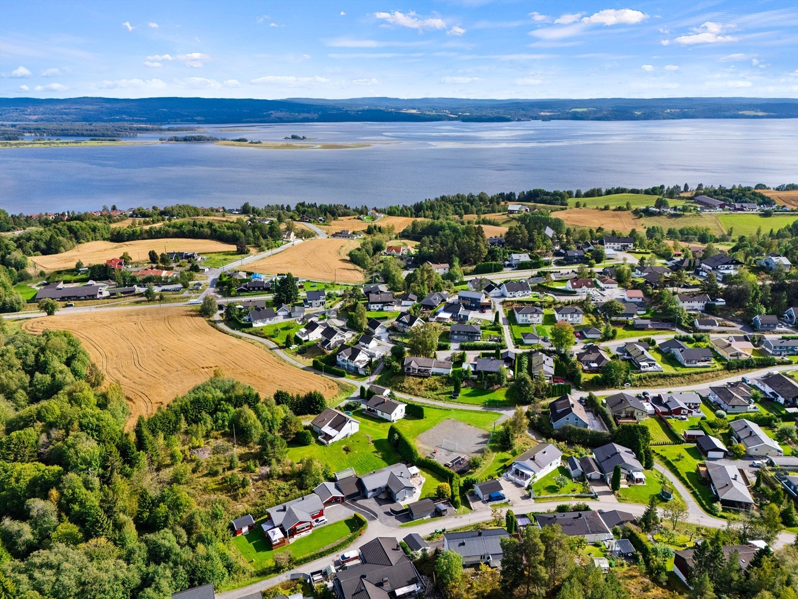 Eiendommen ligger i et veletablert boligfelt på Fjellstad, med skogen som nærmeste nabo og en badeplass en kort spasertur unna. Galleribilde