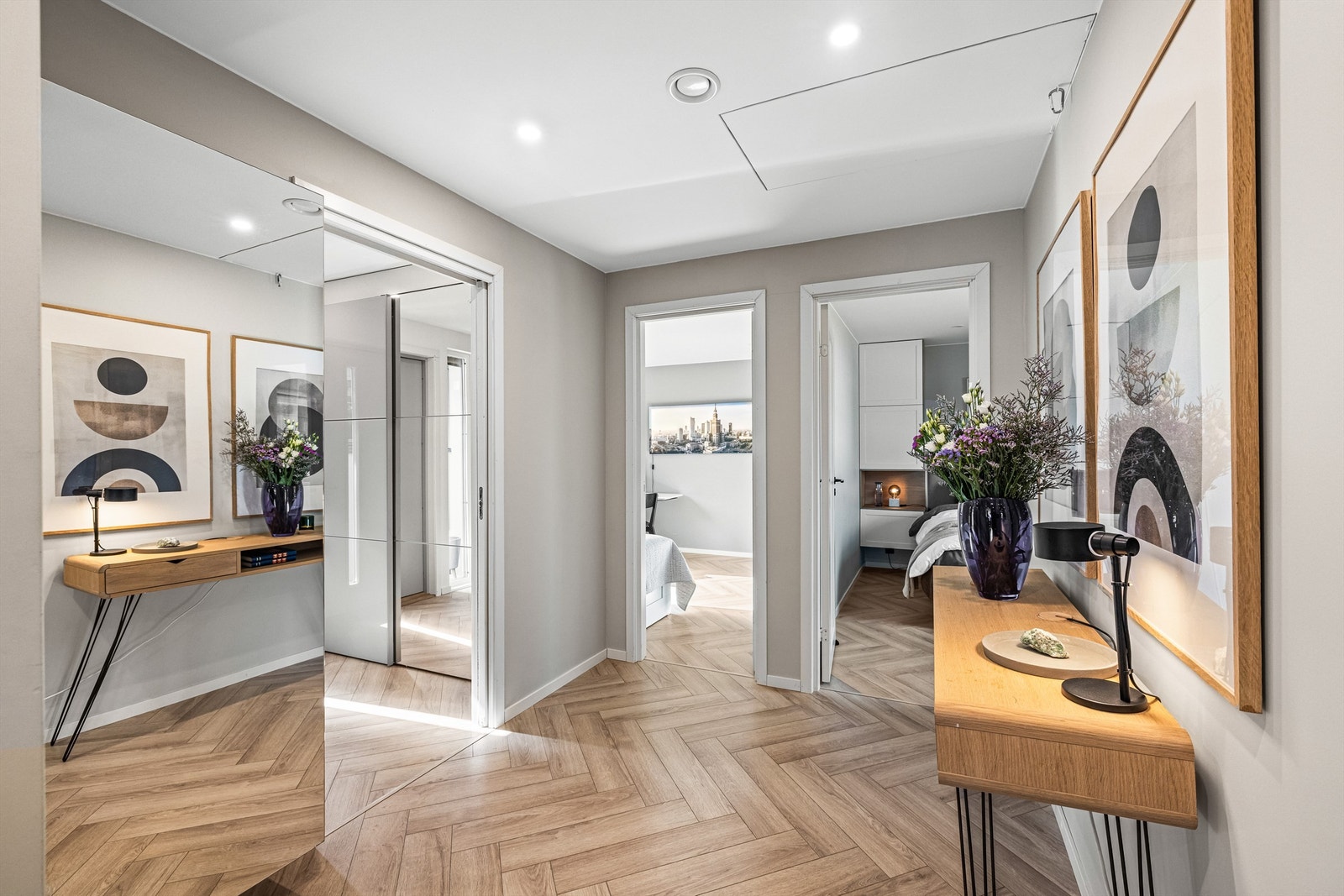 Gangen binder soverommene sammen og har, som resten av etasjen, fiskebensparkett og downlights. Galleribilde