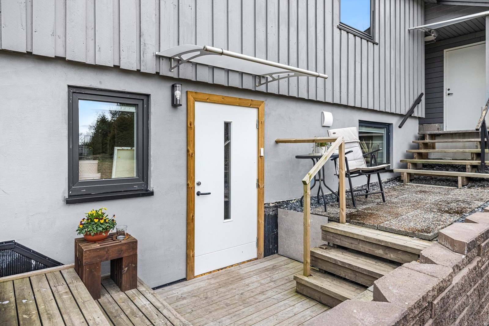 Den separate utleiedelen i underetasjen har egen inngang, noe som sikrer privatliv for både eier og leietaker. Galleribilde