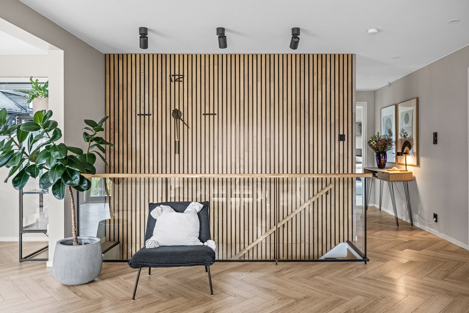 Spileveggen ved trappen er et moderne og dekorativt element som går igjen i interiøret. Galleribilde