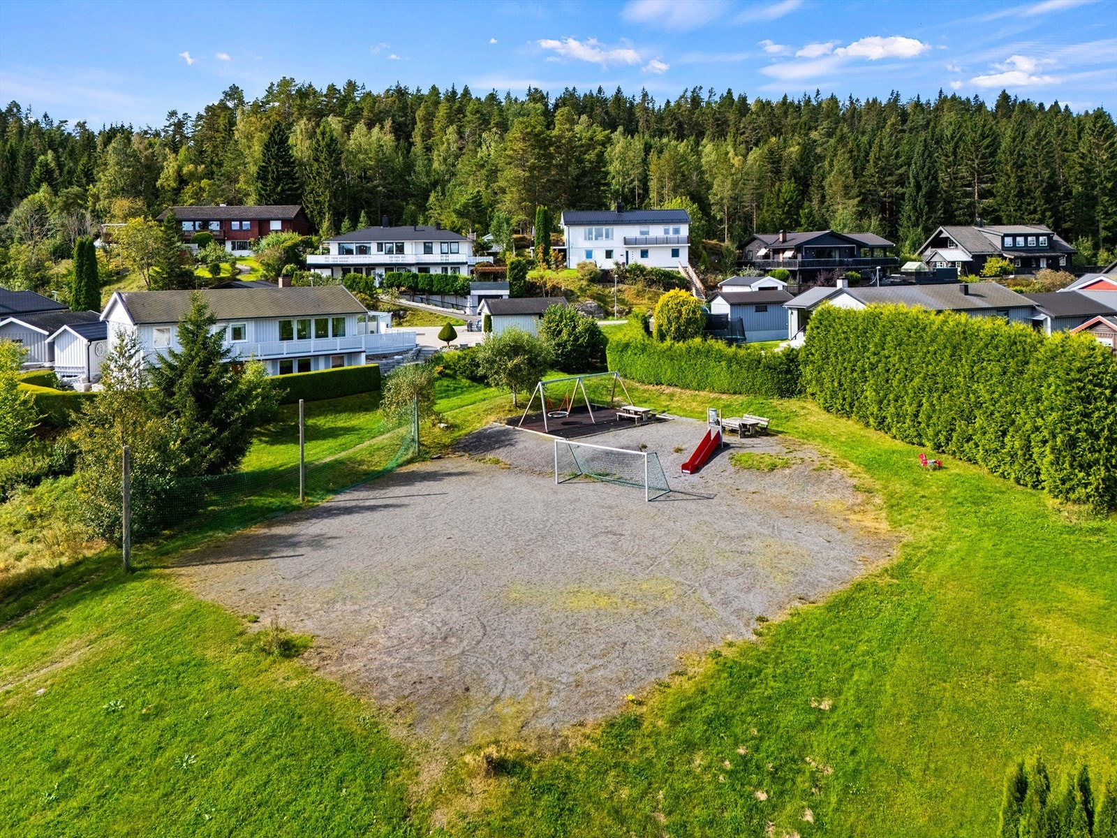 Kun et steinkast fra boligen ligger Fjellstadfeltet nærmiljøanlegg, et naturlig samlingspunkt for lek og aktivitet. Galleribilde