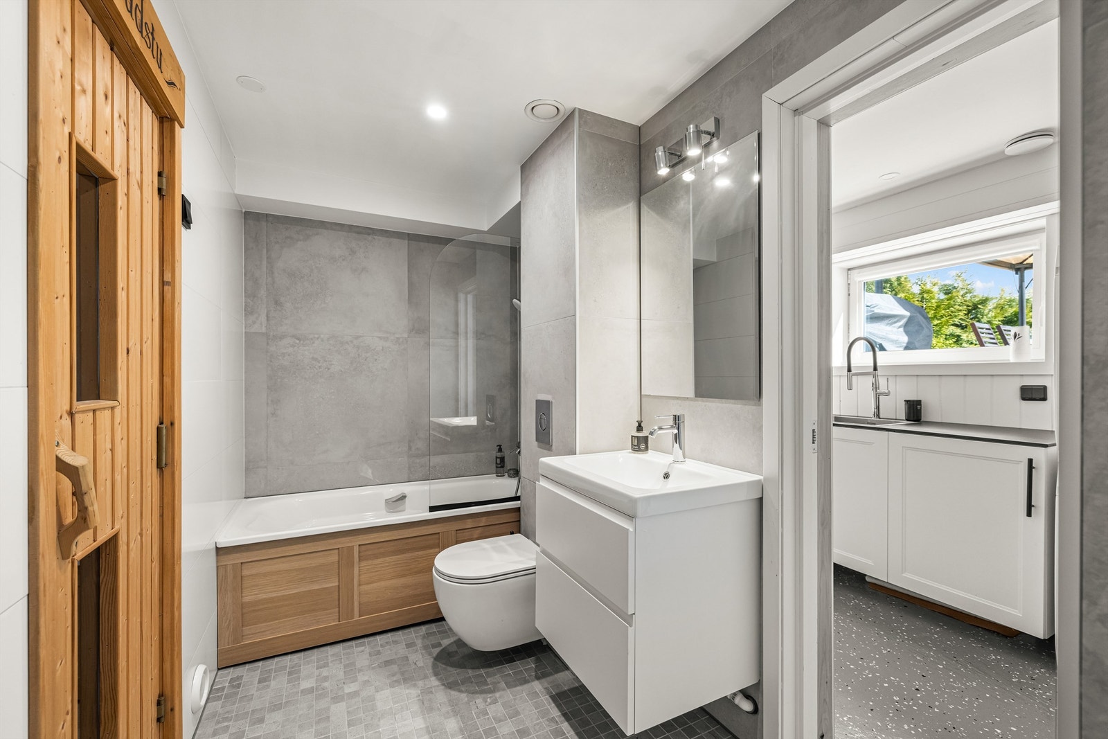 Badet i underetasjen ble oppgradert i 2022 med flis på flis, ny innredning og badekar. Direkte tilknytning til badstue. Galleribilde