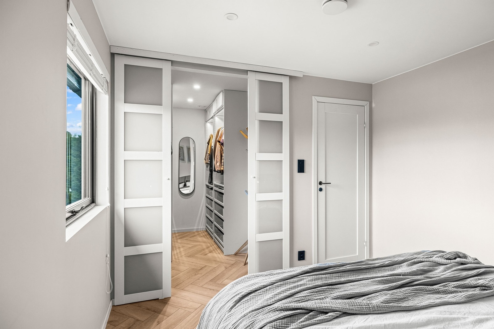Fra hovedsoverommet er det direkte adkomst til et romslig omkledningsrom via skyvedører. Galleribilde