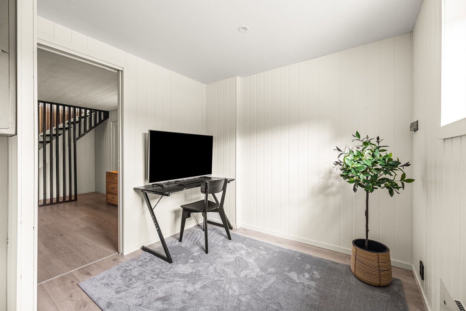 Fra kjellerstuen er det tilgang til et av rommene via skyvedør. Galleribilde