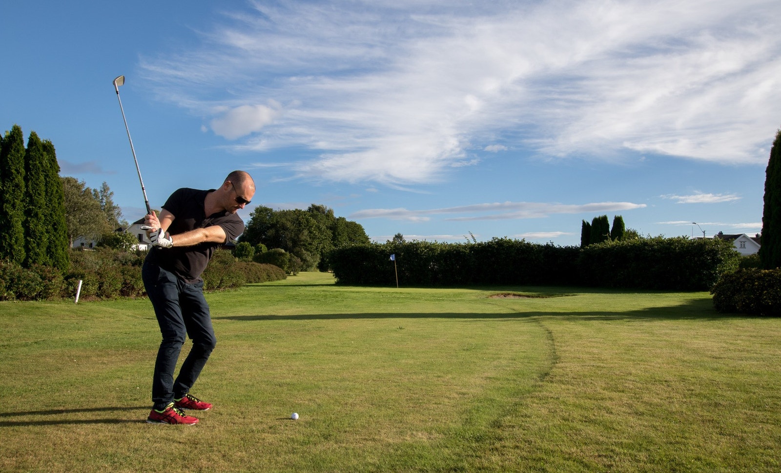 En hyggelig liten gåtur unna ligger Husøy Golfpark. Her finner du en spennende 9-hulls kortbane med par 3 og par 4 hull i idylliske omgivelser. Galleribilde