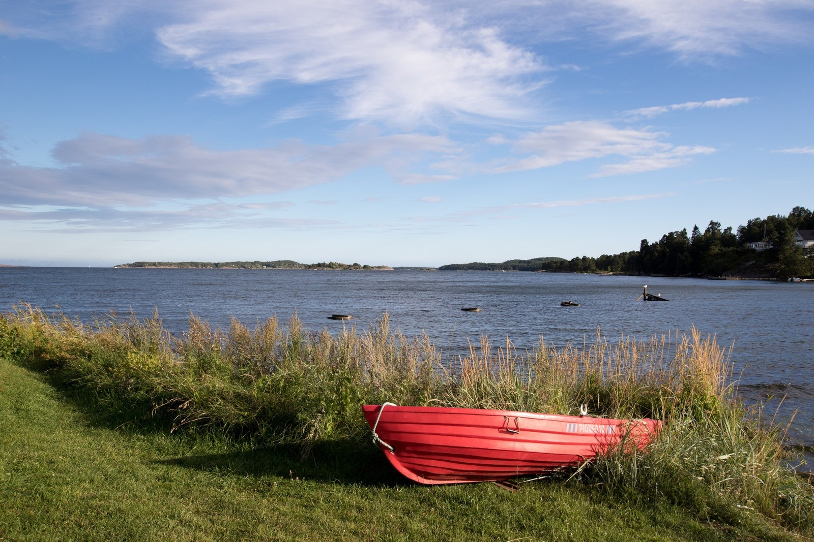 Langs kyststien kommer du virkelig tett på fjæra langs svaberg, brygger, stein og strender. Galleribilde