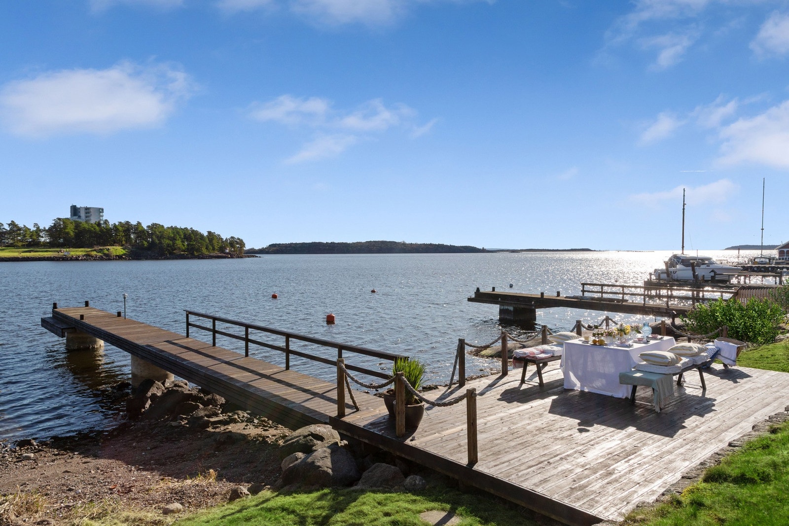 Velkommen til Strandveien 3 - en nydelig eiendom uten boplikt ved innseilingen til Tønsberg, beliggende i den sjarmerende gaten Strandveien på idylliske Husøy. Galleribilde