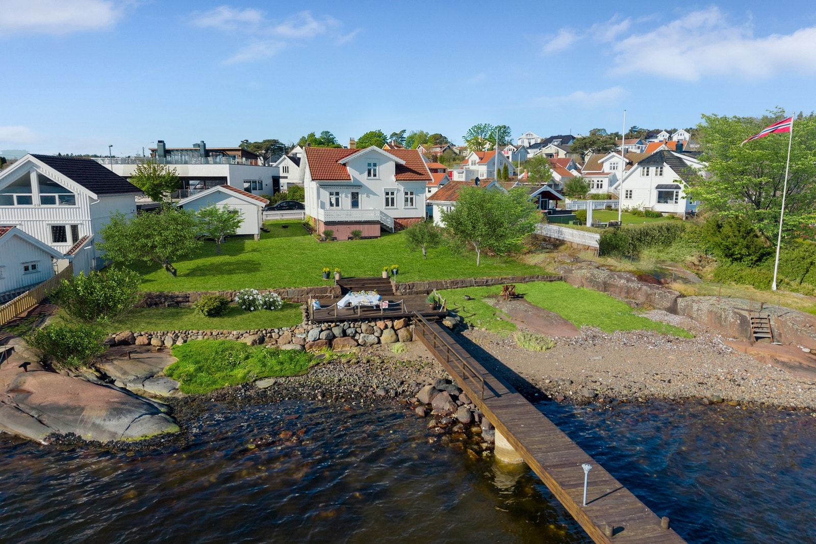 Hanna Sundby v/EIE Tønsberg ønsker velkommen til Strandveien 3! Foto: Bjørn Kjærra. Galleribilde