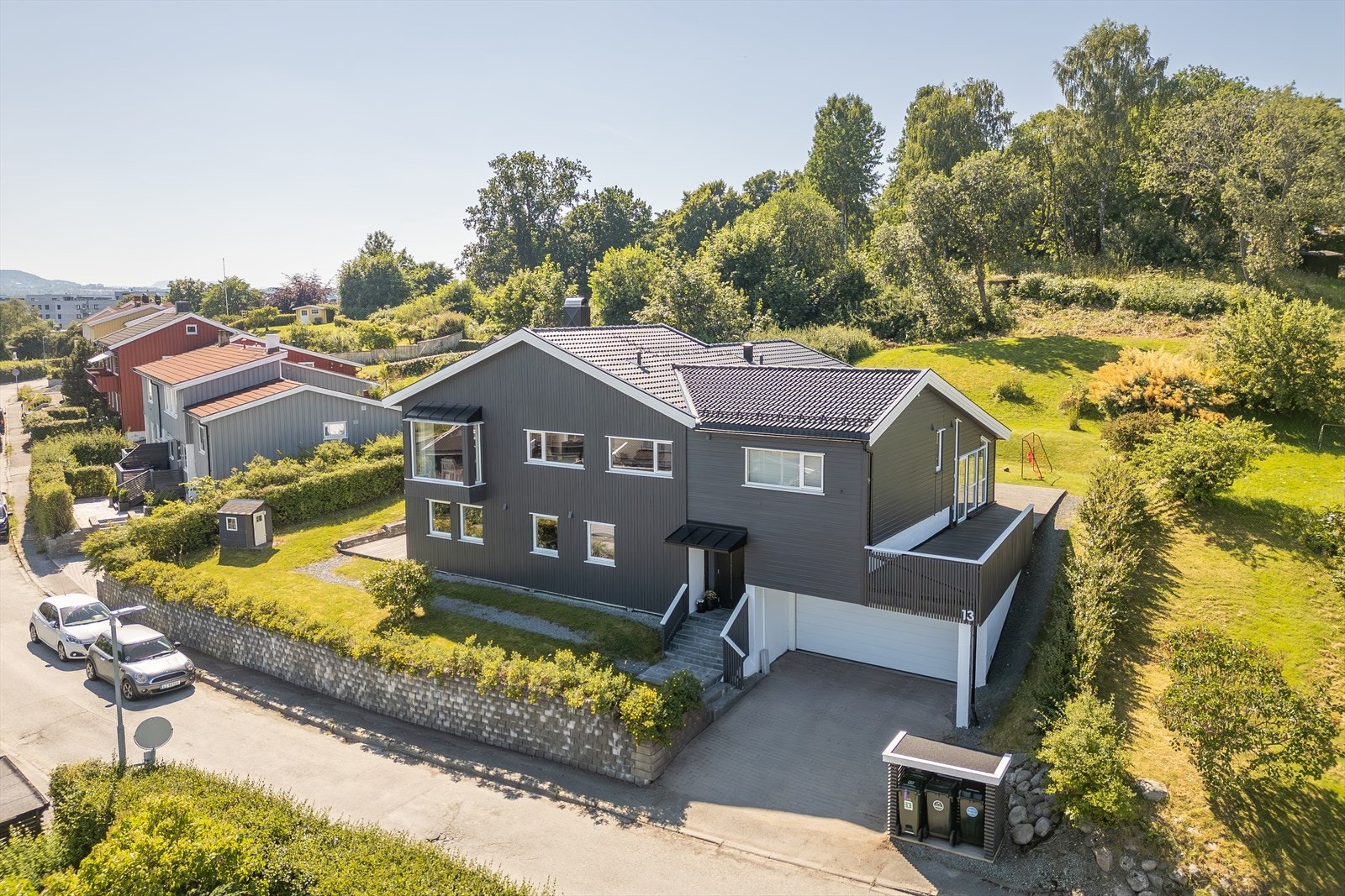 Velkommen til Devlesvingen 13! En påkostet og skjermet enebolig på 310m² BRA beliggende på beste Lade. Galleribilde