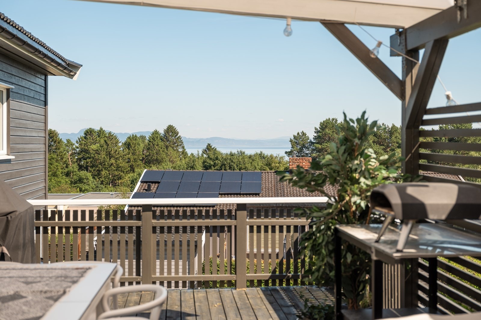 Her nytes flott sjøutsikt og solrike forhold fra morgen til kveld, og samtlige terrasser er nylig oljet i 2026. Galleribilde