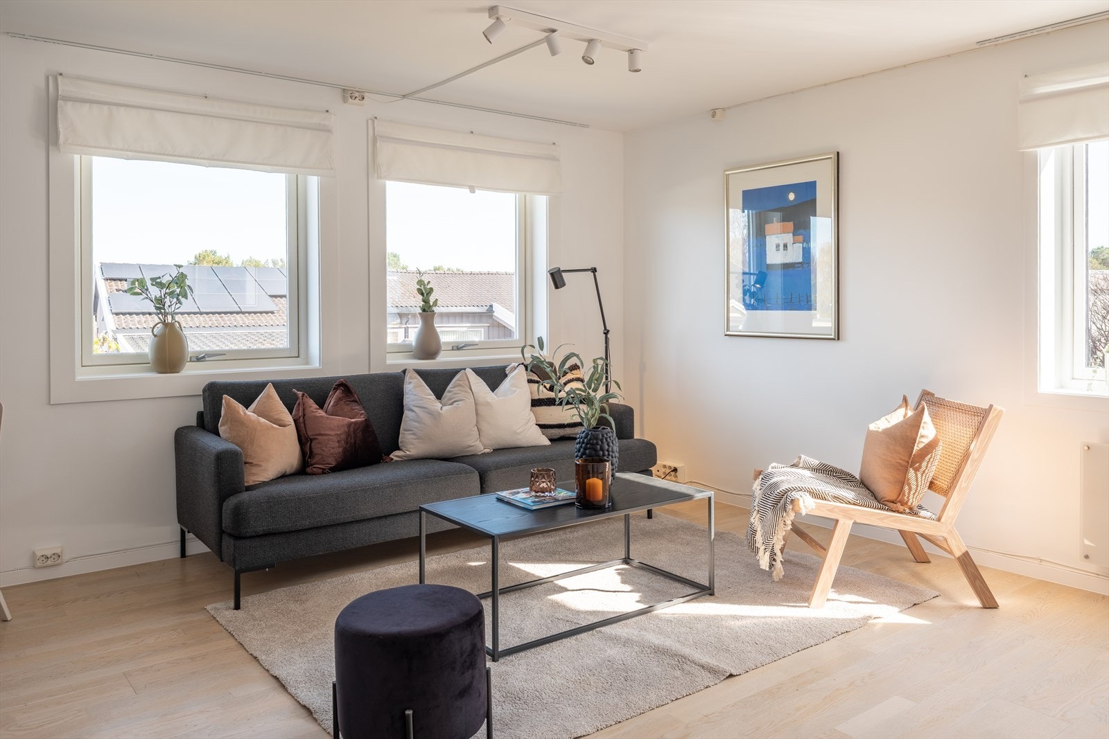 Utleiedelen består av stue og kjøkken i åpen løsning, bad, gang, soverom, innvendig bod og entré. Galleribilde