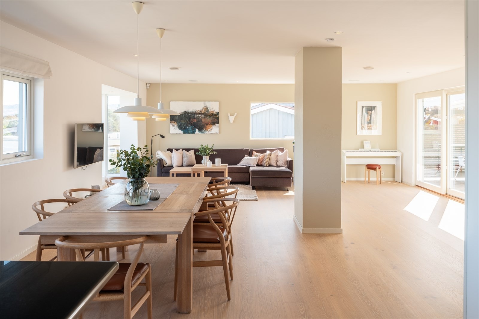 Boligen varmes opp via elektrisitet og behagelig vedfyring. Videre får man også moderne kvaliteter som balansert ventilasjon. Det elektriske anlegget er oppgradert i perioden 2014-2025. Det er også etablert takhøytalere BW og Bose forsterker i stuen. Galleribilde