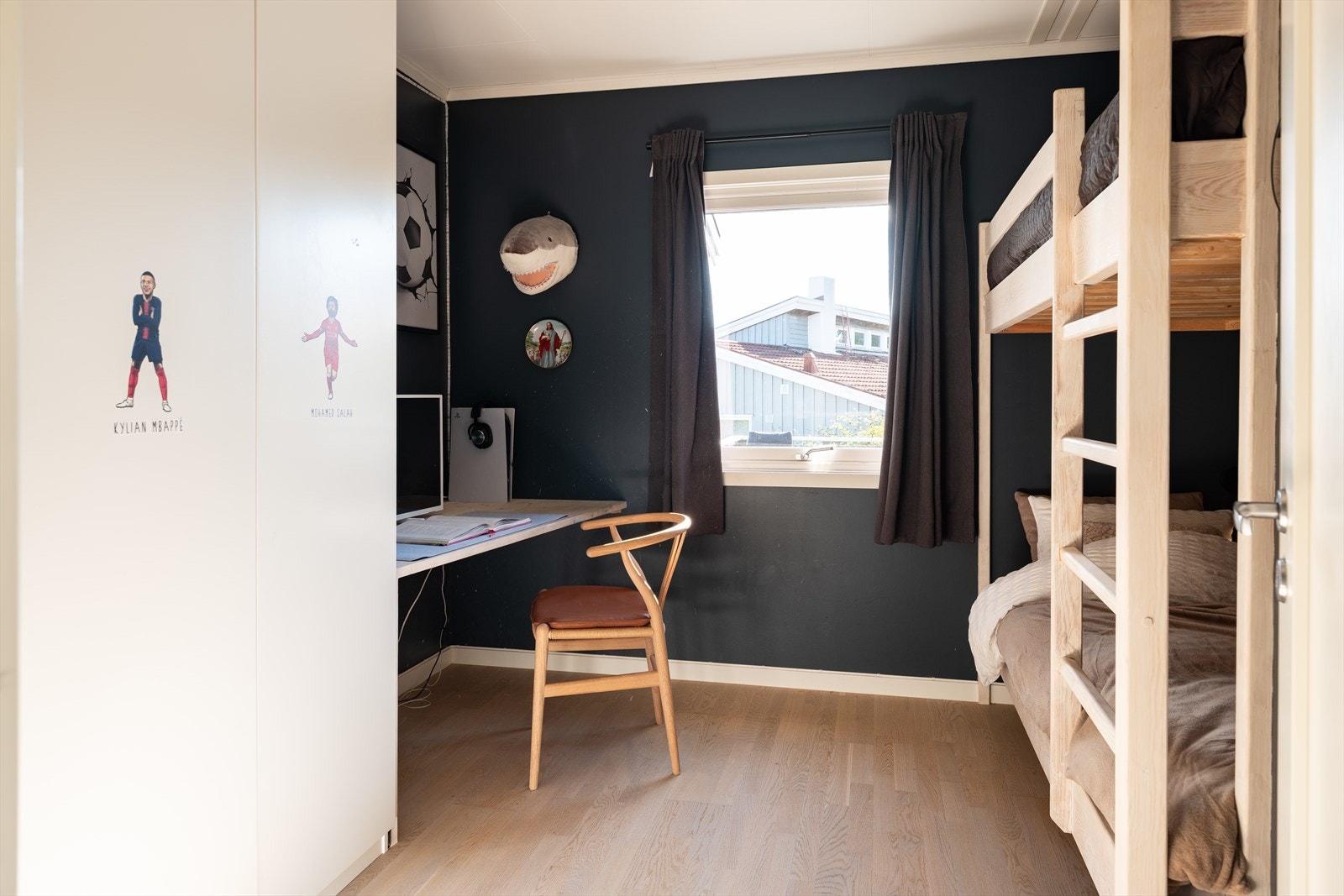Soverom fire måler 8,5m² og har tilhørende varme i gulv, samt tilgang til loft hvor du har enormt god plass til oppbevaring. Galleribilde