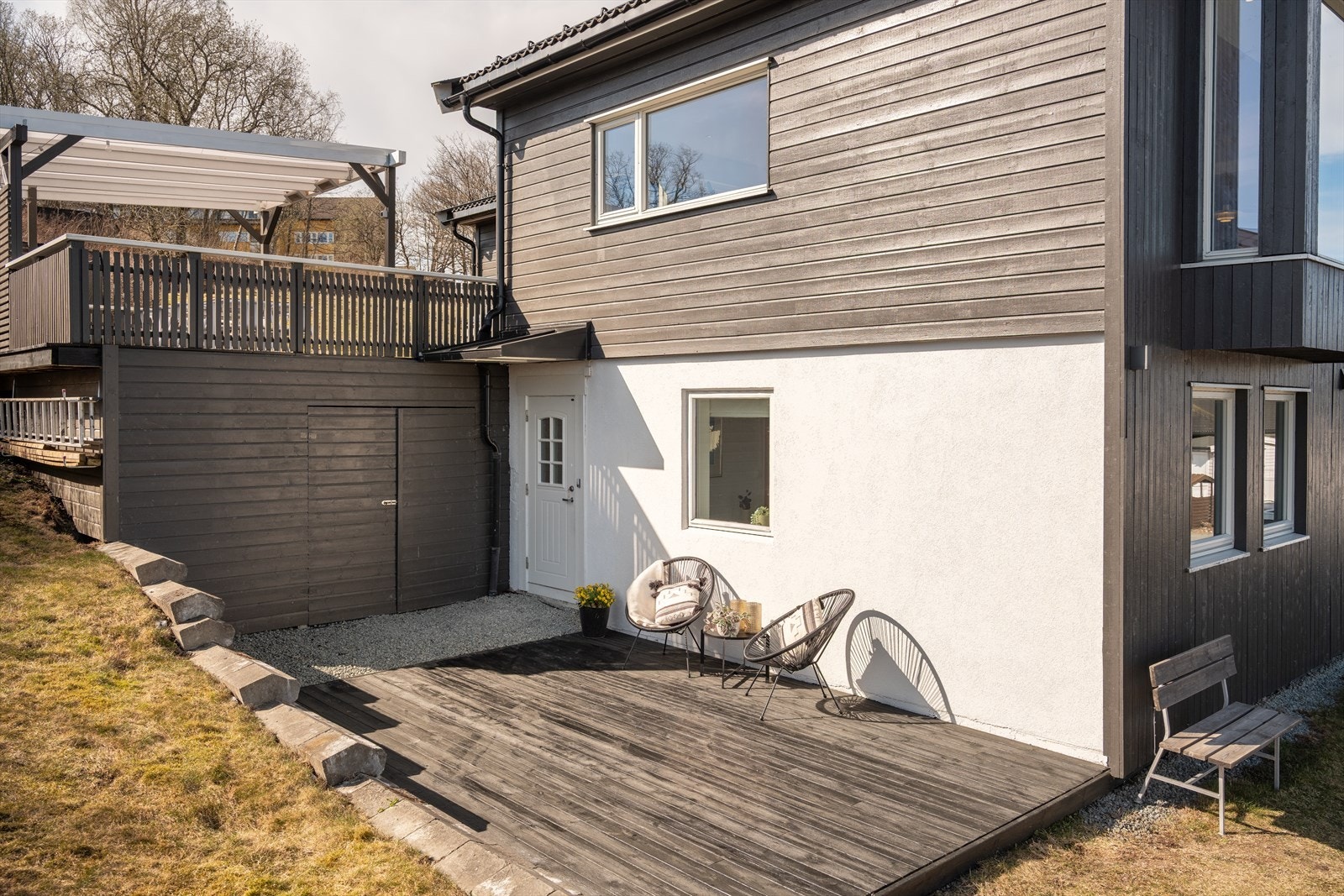 Utleiedelen har egen separat inngang og tilgang til en terrasse på 12m². Her er det også bod for oppbevaring av sykler, gressklipper og annet hageutstyr. Galleribilde