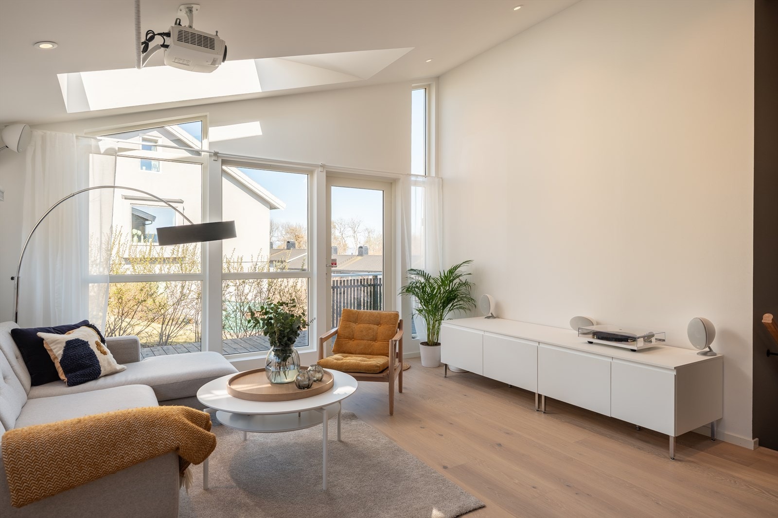 Stuen måler 19m² og gir rom for flere møbleringsmuligheter og direkte adkomst til hagen. Både fremviser og surroundanlegg medfølger handelen. Galleribilde