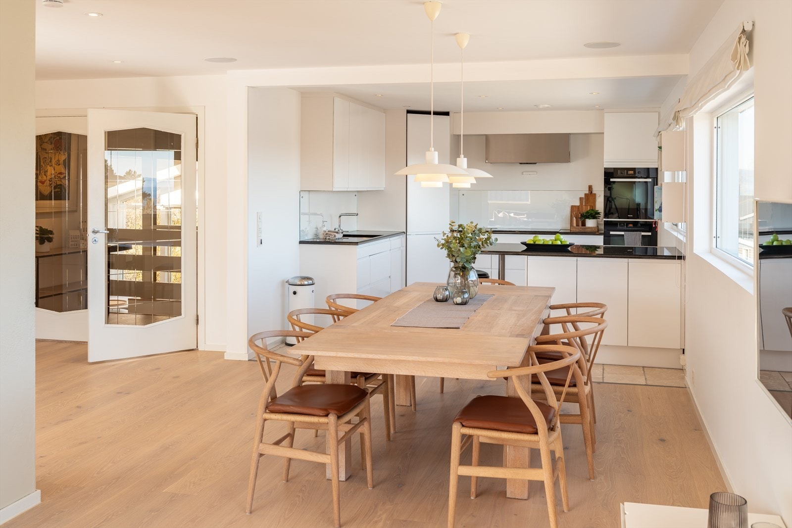 Fra stuen er det direkte adgang til terrassen med spiseplass, som videre fører deg til hagen. Den åpne stue- kjøkkenløsningen måler hele 63,5m², noe som gir muligheten for møblering i flere ulike soner. Galleribilde