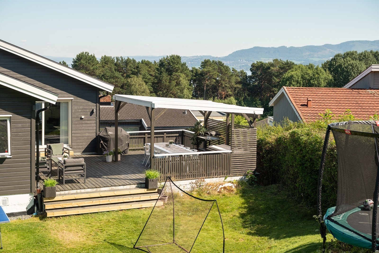 Boligen har svært gode lysforhold med mulighet til å nyte solen fra tidlig morgen til kveld. Fra hovedterrassen følger solen deg fra frokost til kvelds. Terrassen i nordvest har soloppgang og ettermiddag/kveldssol. Galleribilde
