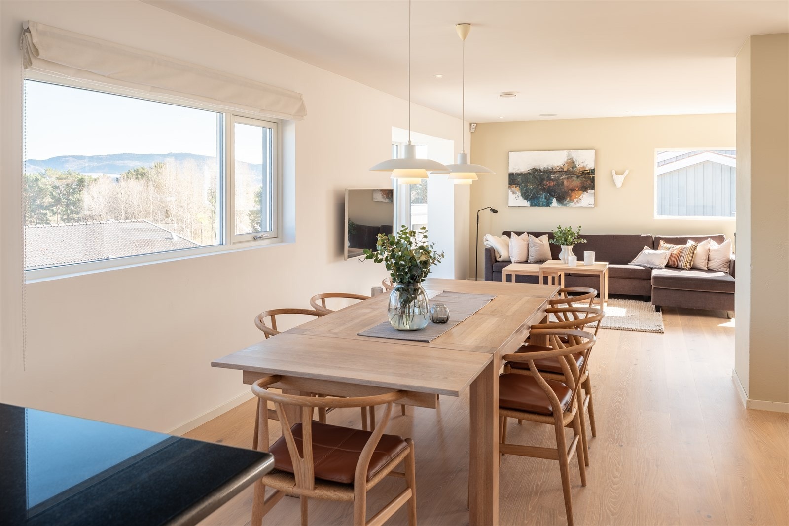 Boligen egner seg utmerket for større sammenkomster, med en romslig stue med god plass til langbord og sittegrupper, i tillegg til store og innbydende uteområder. Galleribilde