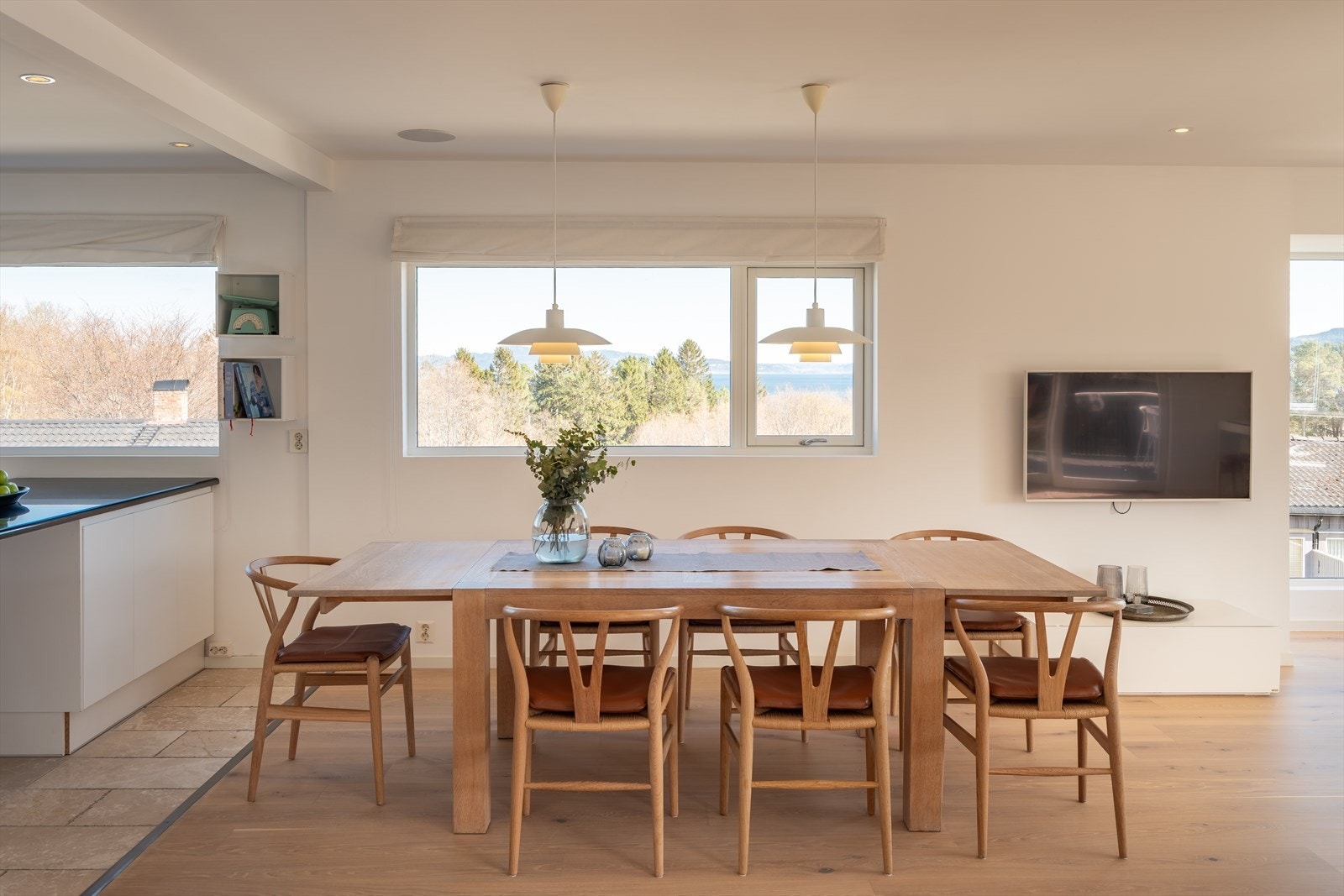 I 2014 ble det satt inn nye vinduer og etterisolert. Gulvene i stue og gang er også slipt og lakkert, noe som gir et pent og helhetlig uttrykk. Galleribilde