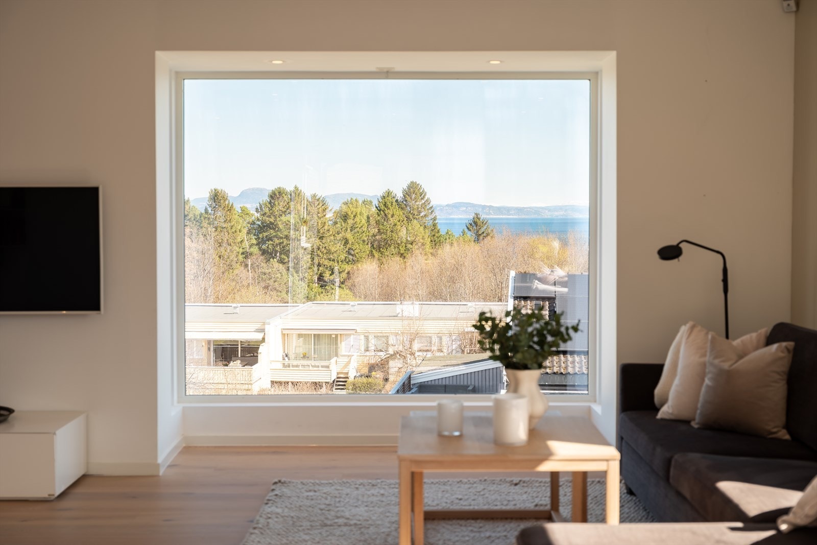 Fra stuevinduet nyter du en fantastisk utsikt. Boligen er betydelig renovert innvendig og utvendig fra 2012-2026. Galleribilde