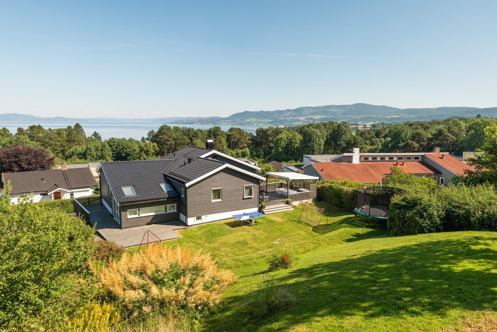 Solrik tomt på hele 964m² som grenser mot idylliske Devle Gård. Galleribilde