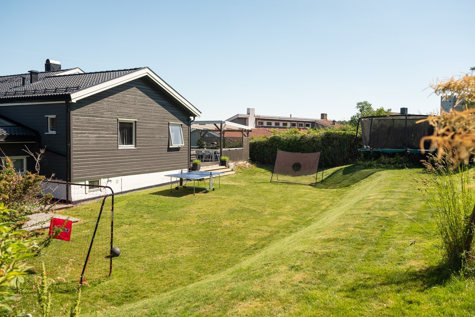 Romslig hage som gir godt med boltreplass for lek og aktiviteter. Grunnmur og fundament vurdert til TG1 av takstmann. Galleribilde