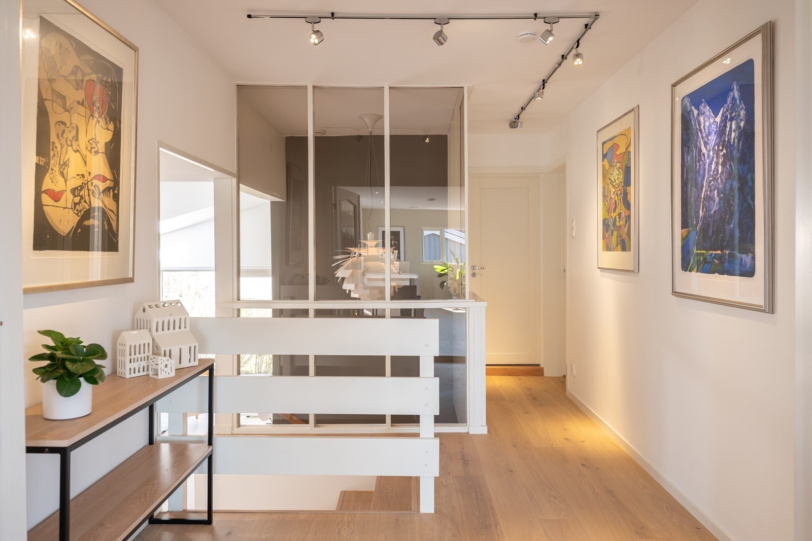 Store vindusflater, god takhøyde og en stilren finish gir boligen en eksklusiv følelse. Galleribilde