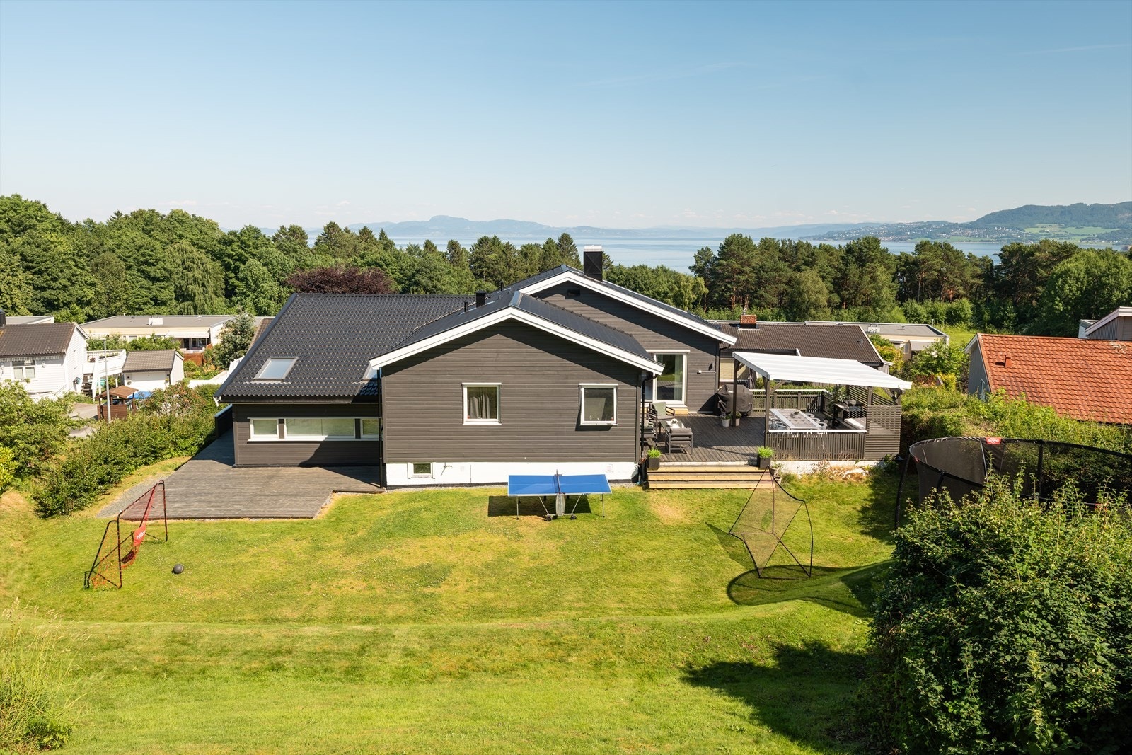 Du får to terrasser på begge sider av huset som strekker seg over 100m². Terrassene er like store, begge på ca. 50m² hver. Galleribilde
