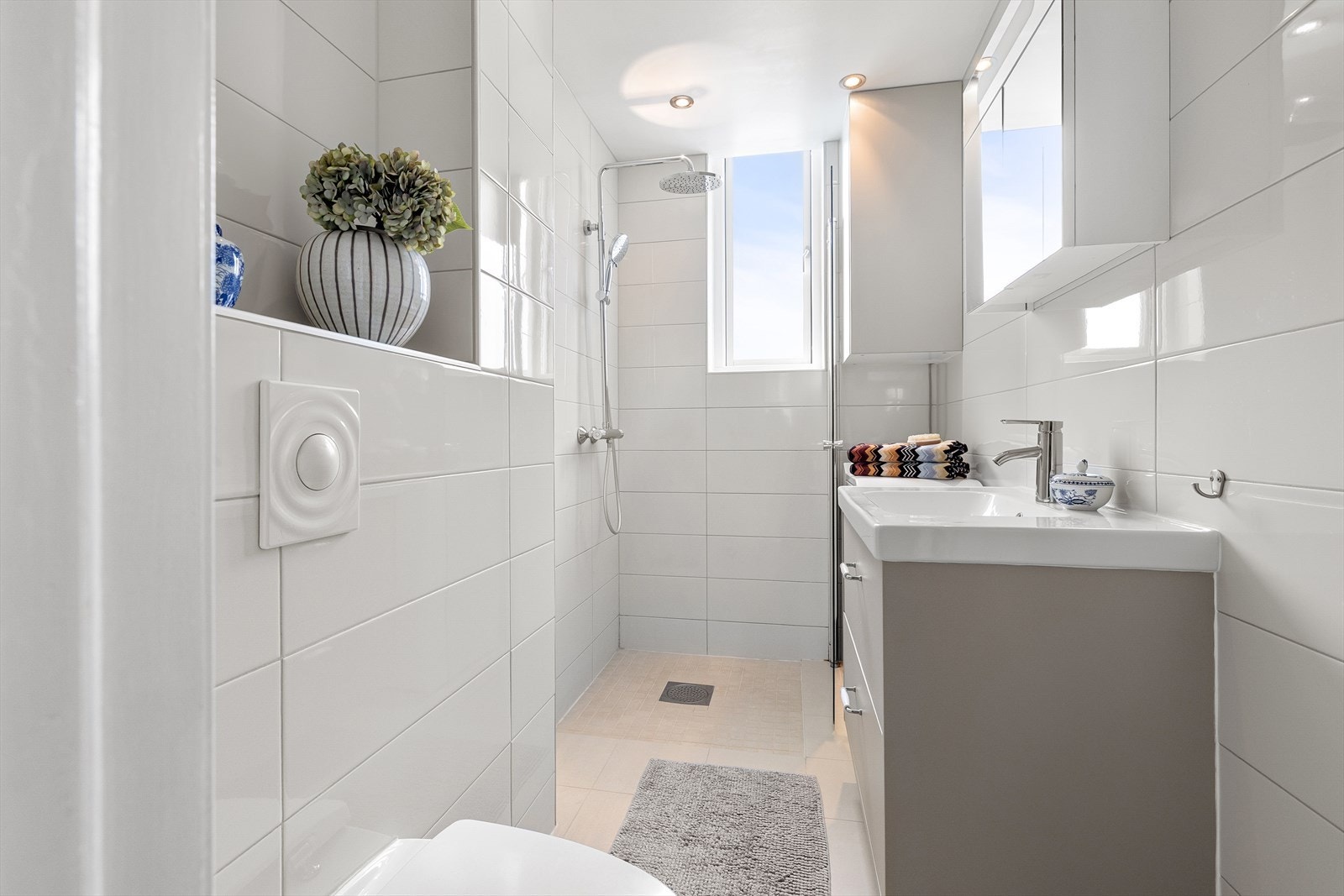 Bad fra 2013 med elektrisk gulvvarme og opplegg for vaskemaskin. Rommet er utstyrt med servantskap på 80 cm med glatte skuffefronter og overlimt servant med ettgreps armatur. Galleribilde