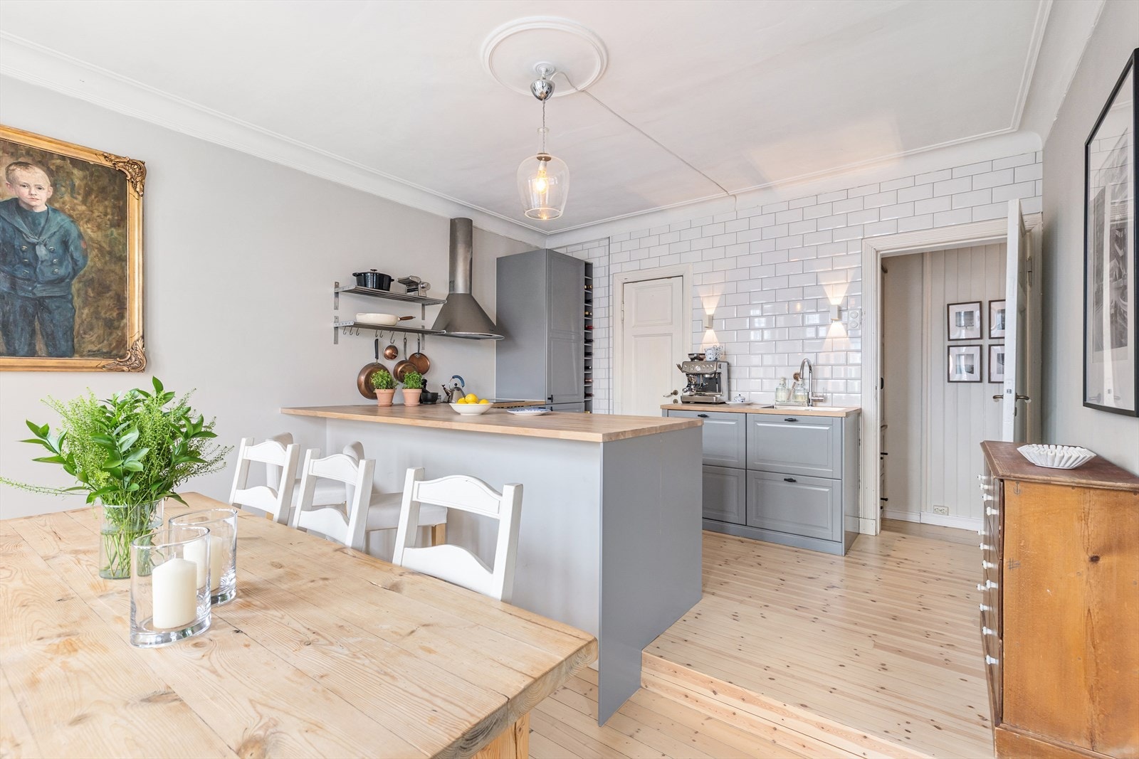 Et flott kjøkken fra 2018/2019 med god lagringsplass i både skuffer og skap. Galleribilde