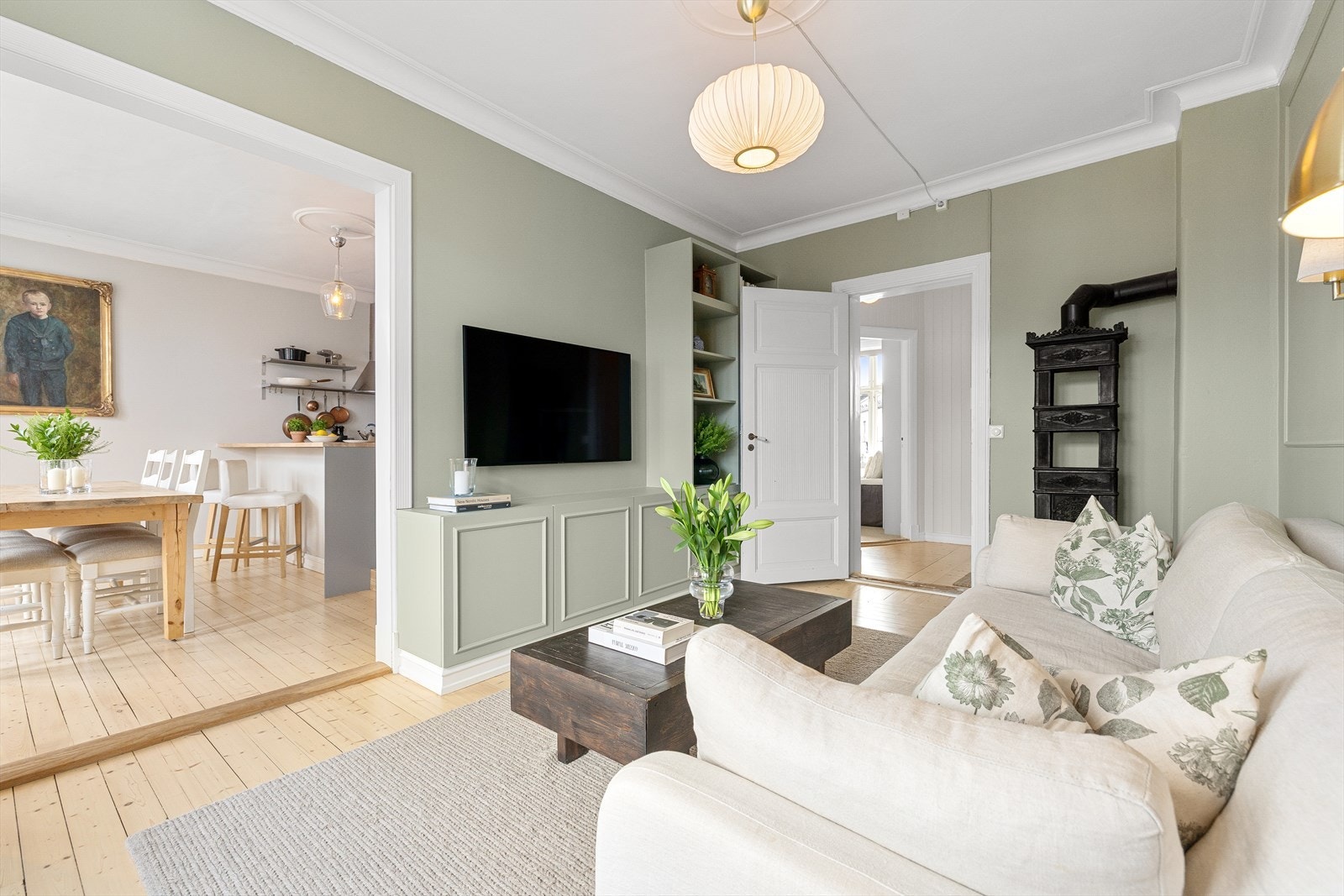 Rommet fremstår elegant med brystninger og plassbygde løsninger. Galleribilde