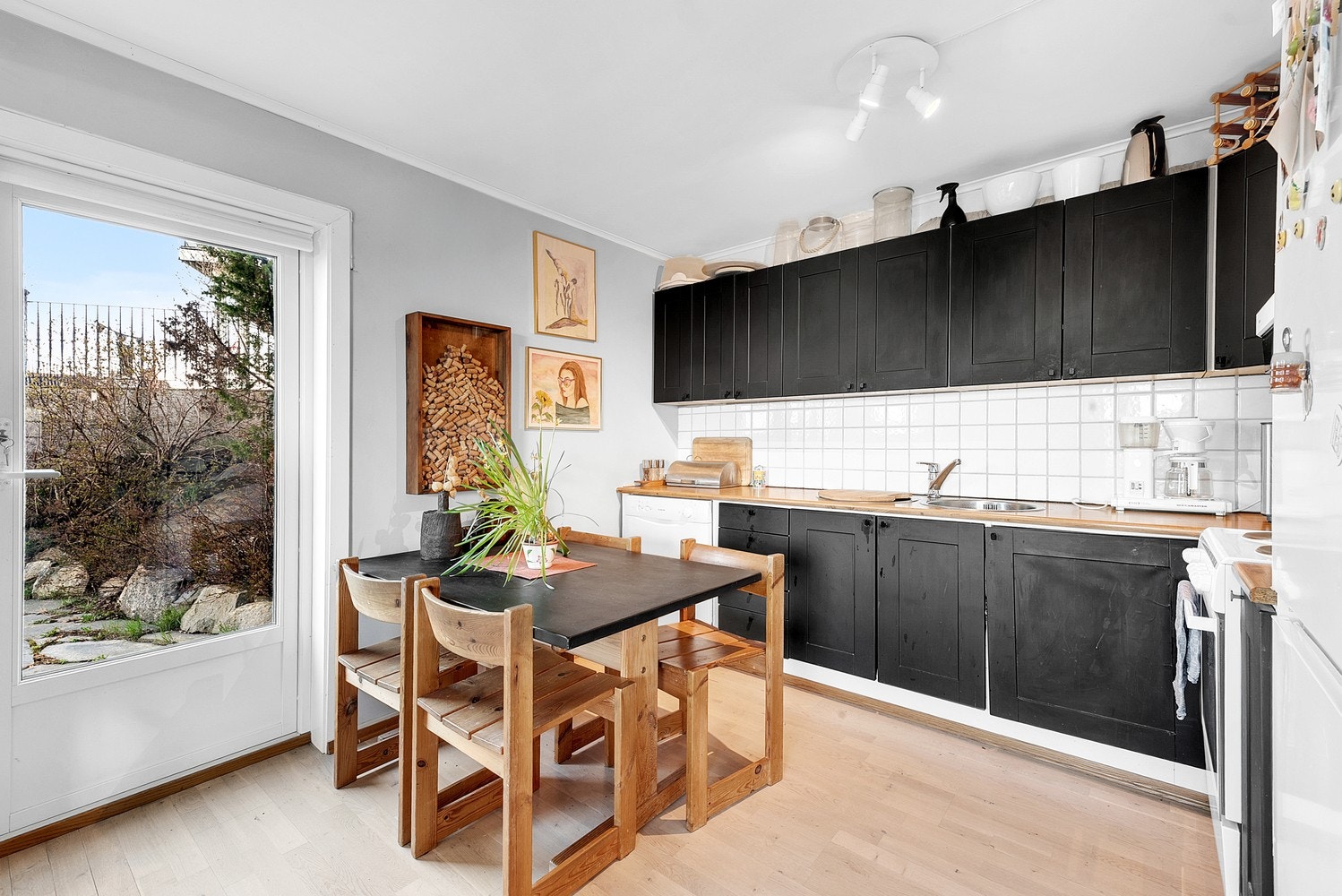 Kjøkken i utleiedelen med profilerte fronter og utgang til uteområdet via en dør fra 2014. Galleribilde
