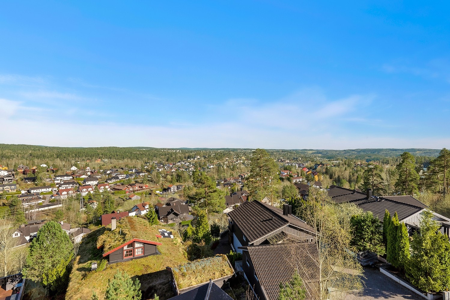 Fra eiendommen er det utsikt over det veletablerte og rolige nabolaget på Greverud. Galleribilde