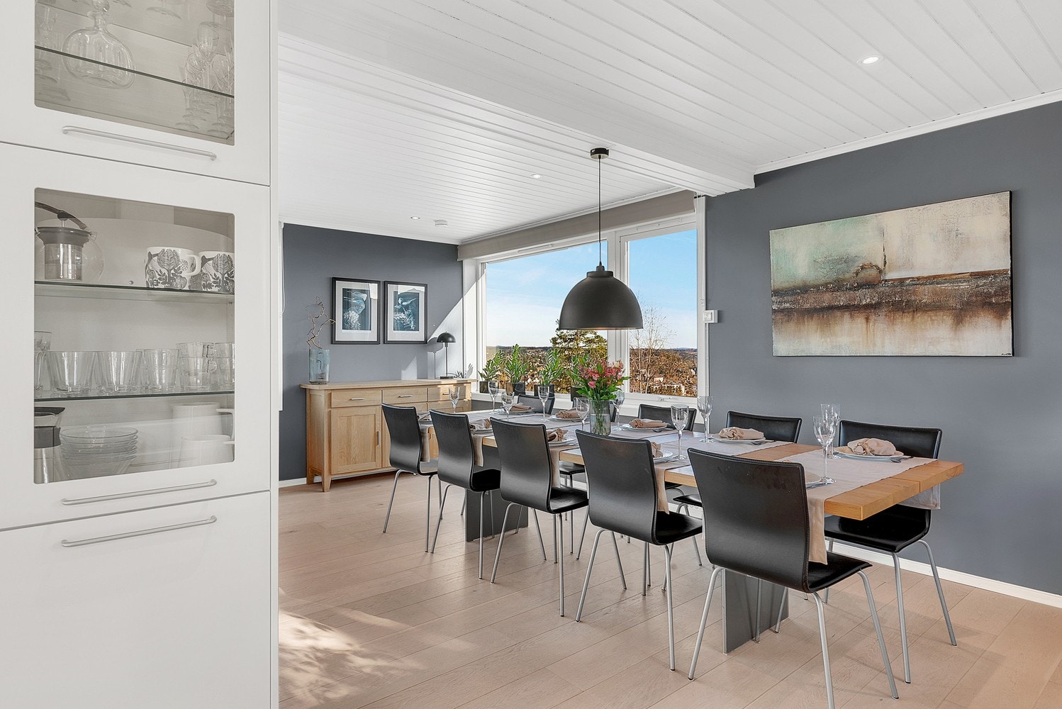 Den åpne løsningen gir god plass til et stort spisebord, perfekt for sosiale sammenkomster. Galleribilde