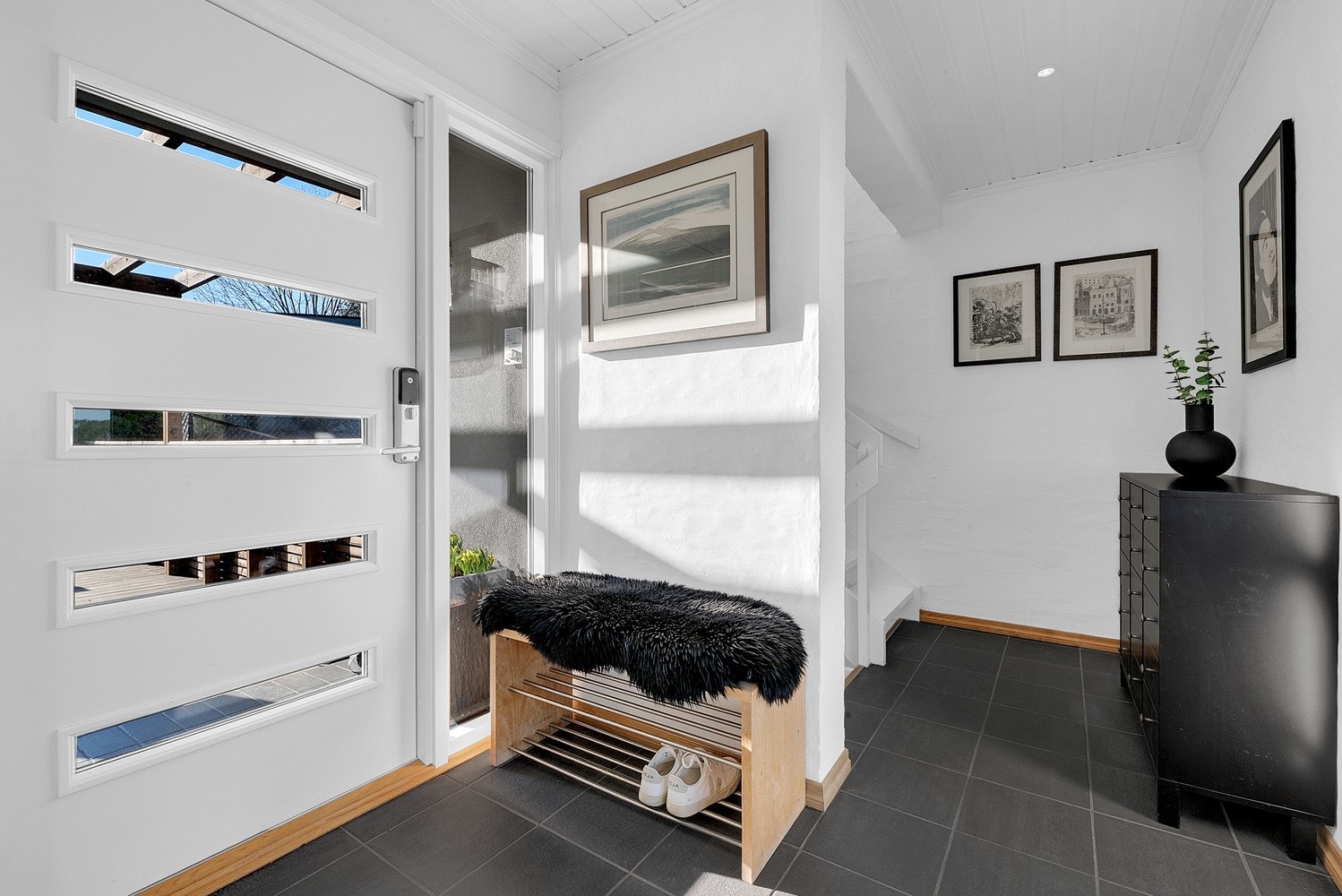 Entréen har en ytterdør fra 2017 med Yale Doorman kodelås (2022) og flislagt gulv. Galleribilde