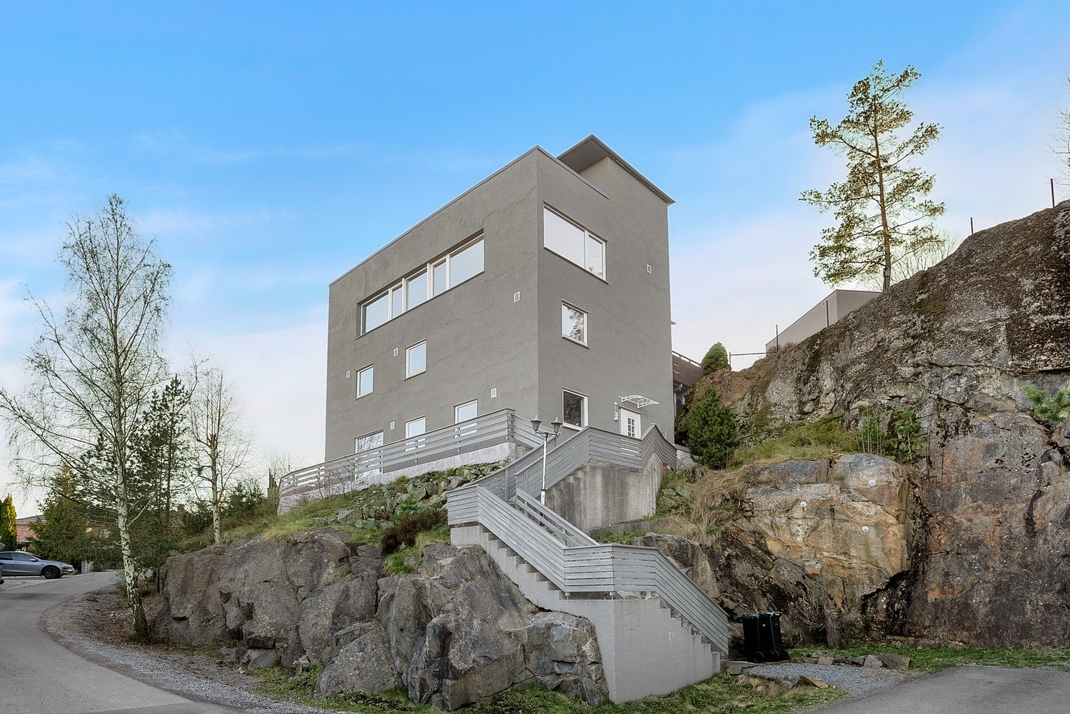 Eiendommen ligger høyt og fritt på en kupert naturtomt med fjell i hagen. Galleribilde