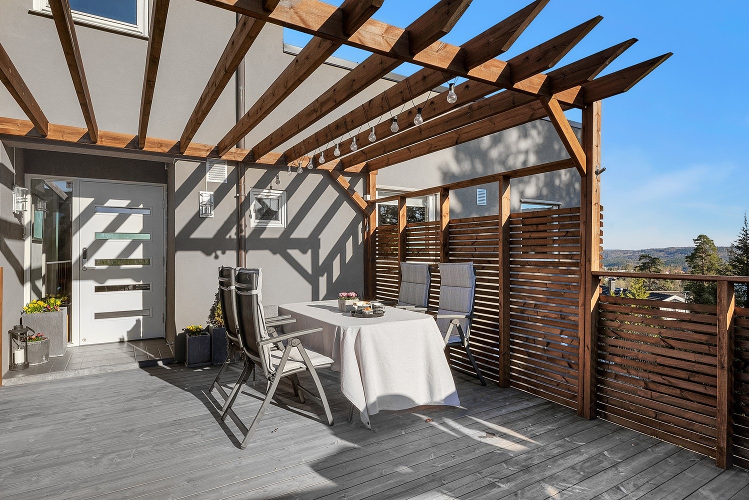Ved inngangspartiet er det en skjermet uteplass med pergola, oppført i 2021/2022. Galleribilde
