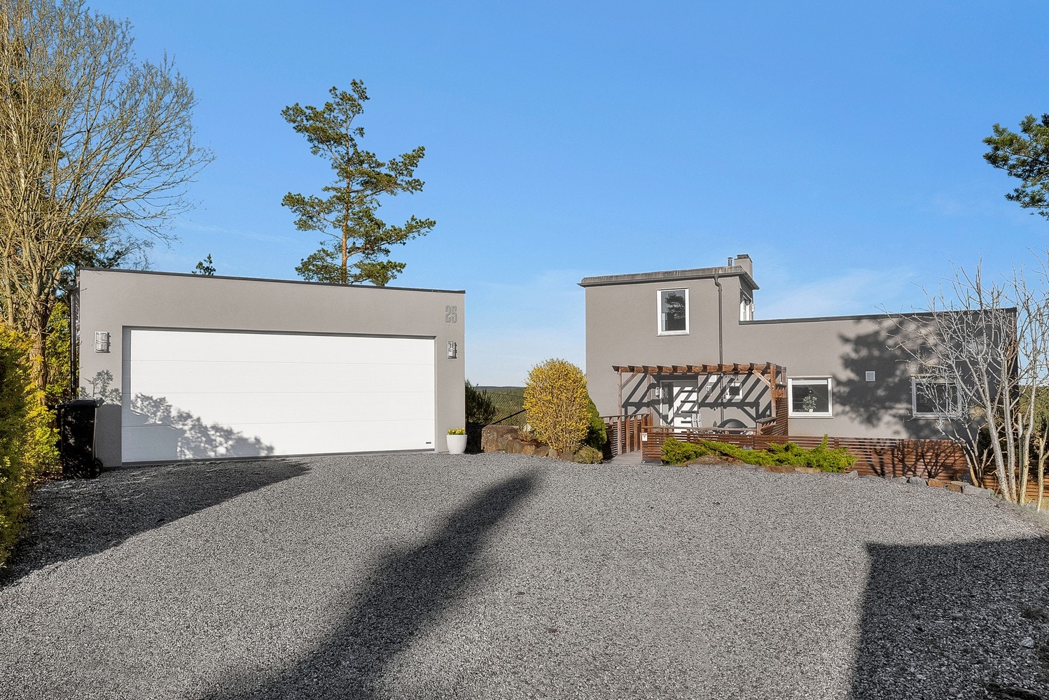 Dobbelgarasjen på 33 m² ble bygget i 2015 og har innlagt strøm og elbillader. Galleribilde