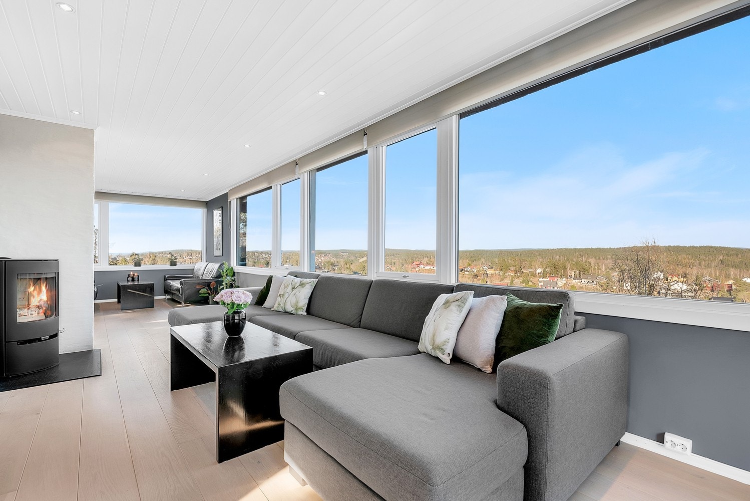 En moderne vedovn, montert i 2023/2024, gir både varme og hygge. Galleribilde