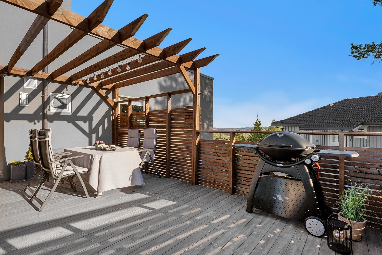 Uteplassen har god plass til både spisebord og grill. Galleribilde