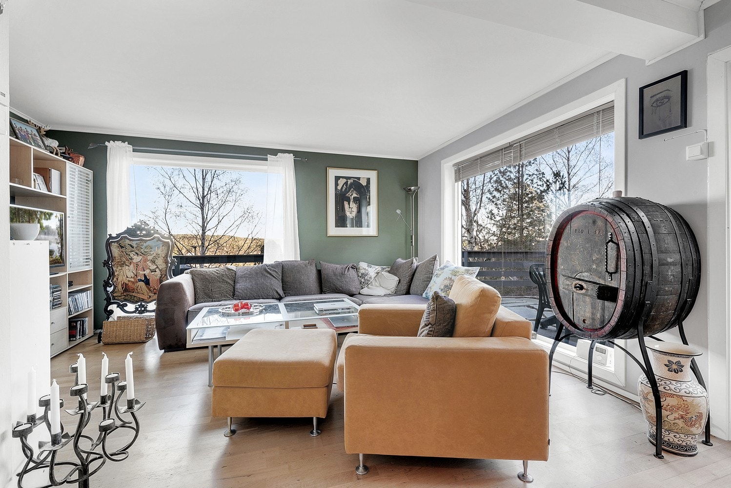 Stue i utleiedelen med plass til sofagruppe. Enheten har også en egen vedovn. Galleribilde