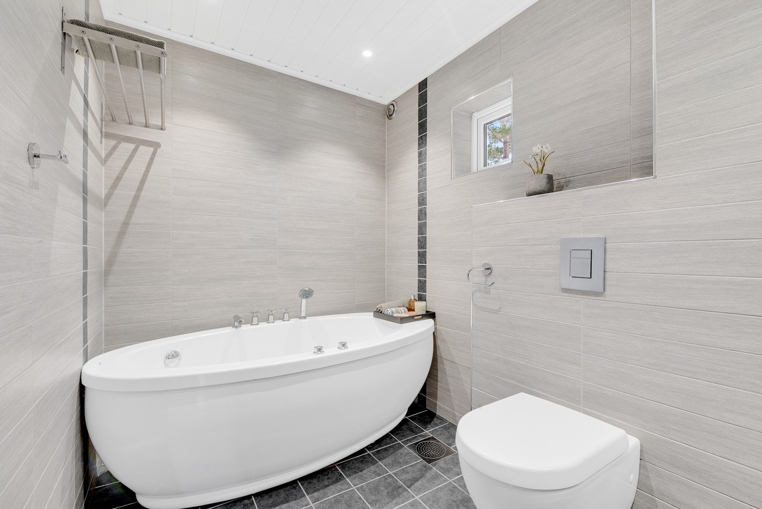 Badet i første etasje ble oppgradert i 2011 og har flislagt gulv med varmekabler, badekar og vegghengt toalett. Galleribilde
