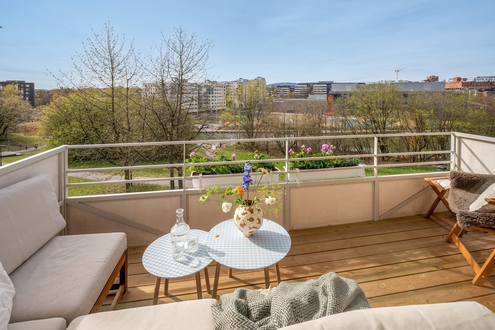 Overbygget balkong gir en lun atmosfære og er en fin forlengelse av stuen som garantert blir ditt favorittoppholdssted i sommerhalvåret! Galleribilde