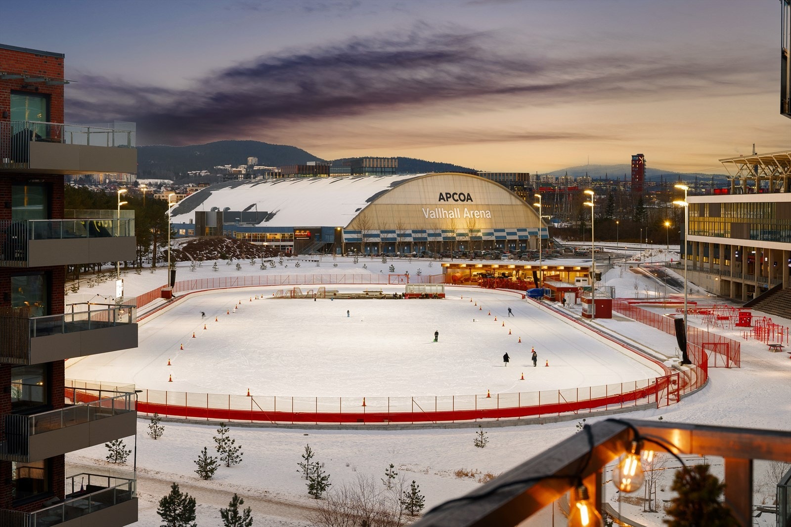 Fra boligen er det kort vei til Vllhall arena med et bredt idrettstilbud for både store og små. Galleribilde