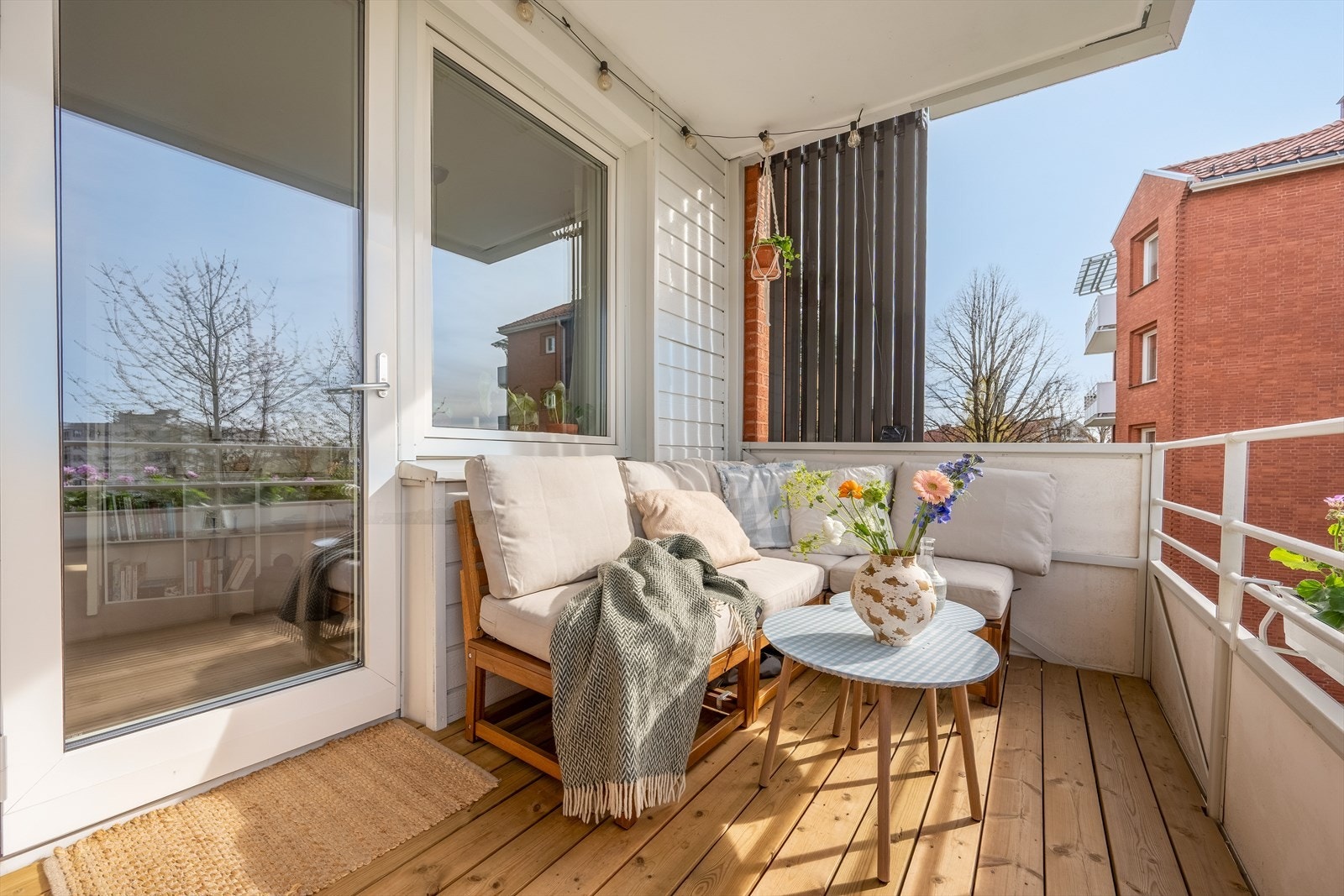 Balkongen vender mot vest, med ypperlige solforhold! Her er det god plass til grill, planter og utemøbler med mulighet for å invitere flere gjester. Galleribilde