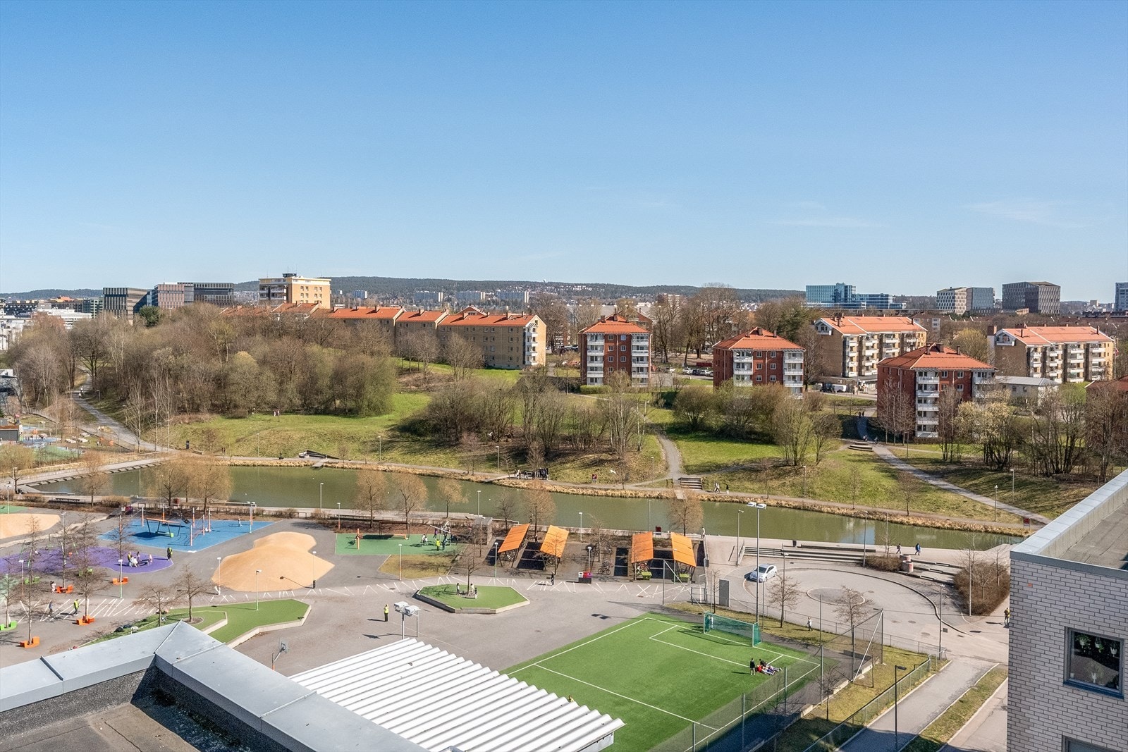 Borettslaget ligger meget fint til, i grønne omgivelser, og samtidig meget sentralt. Borettslaget har P-plasser både inne og ute som kan leies rimelig. For øvrig er det meget godt med beboerparkering i gatene rett utenfor og omkring boligen. Galleribilde