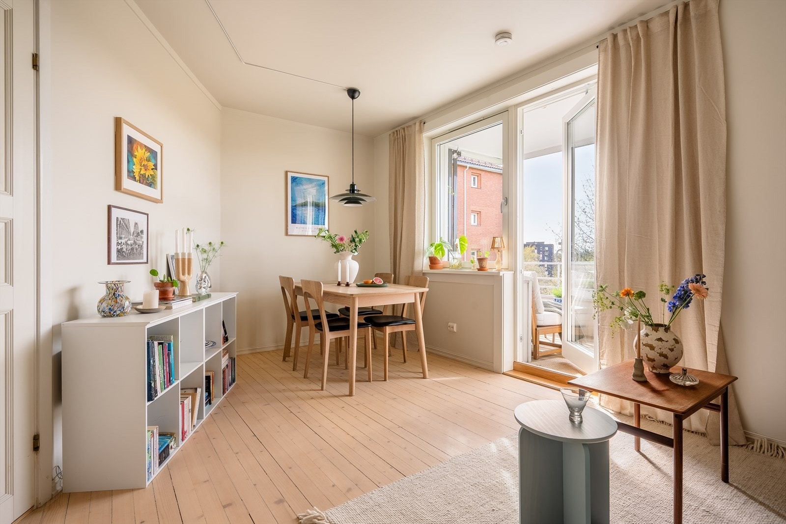 Stuen rommer også plass til en spisegruppe, her er det plass til flere gjester. Galleribilde