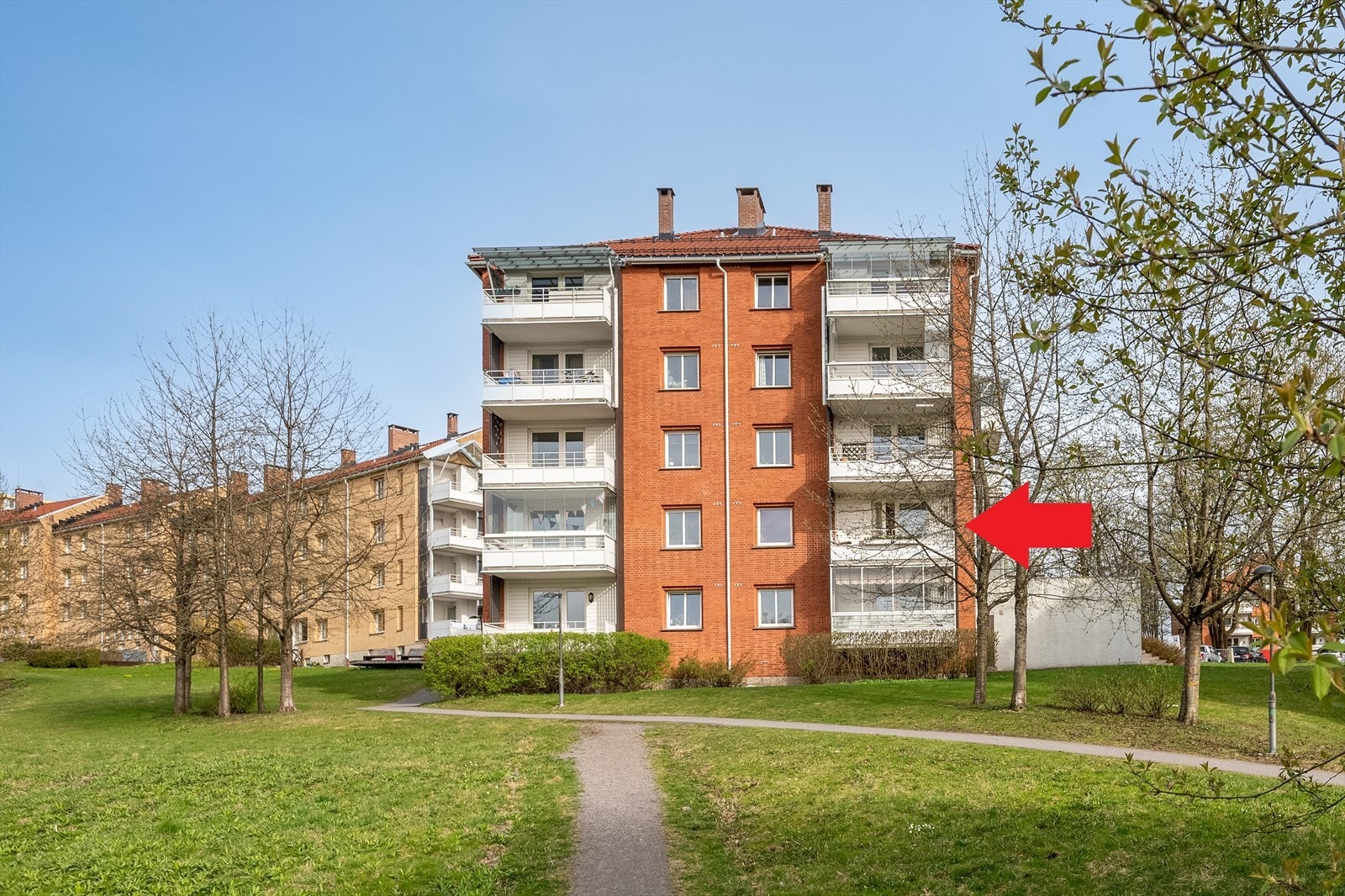 Leiligheten har en meget ideell plassering med fritt utsyn og lite innsikt. Bygget ligger i skrånet tomt, noe som gjør atd u har trappefri adkomst fra inngangsplan, samtidig som at det oppleves som en 2.etasje. Galleribilde