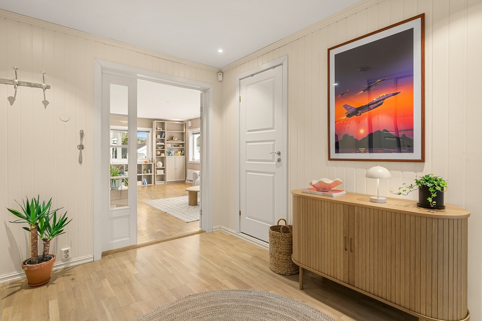 Pen gang med downlight i himling med dim Galleribilde