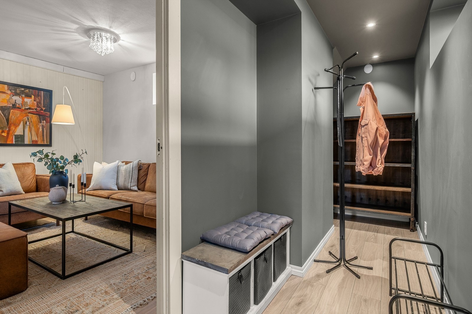Gang/inngangsparti i kjeller med downlights og god plass for yttertøy Galleribilde